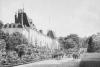 Papier peint panoramique Vue de Malmaison : vue de la façade du château côté parc Couleur : Grisaille